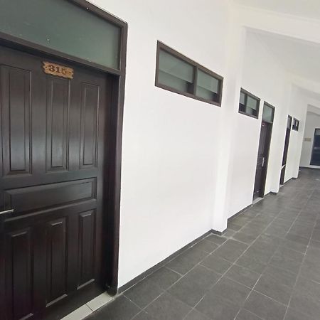 Oyo 92324 Hotel Sinar Rejeki Сукабуми Екстериор снимка