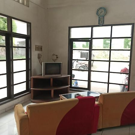 Oyo 92324 Hotel Sinar Rejeki Сукабуми Екстериор снимка