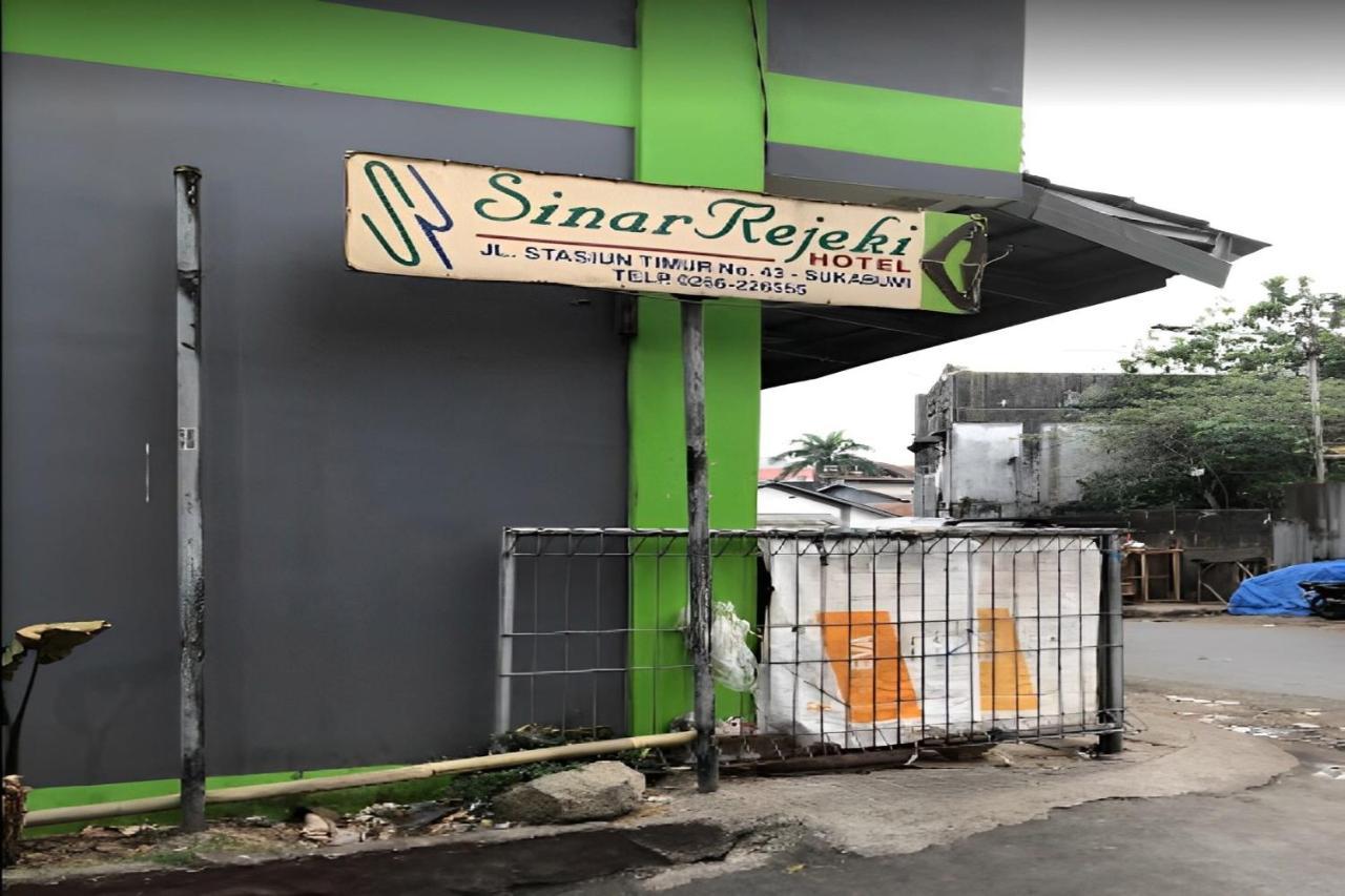 Oyo 92324 Hotel Sinar Rejeki Сукабуми Екстериор снимка