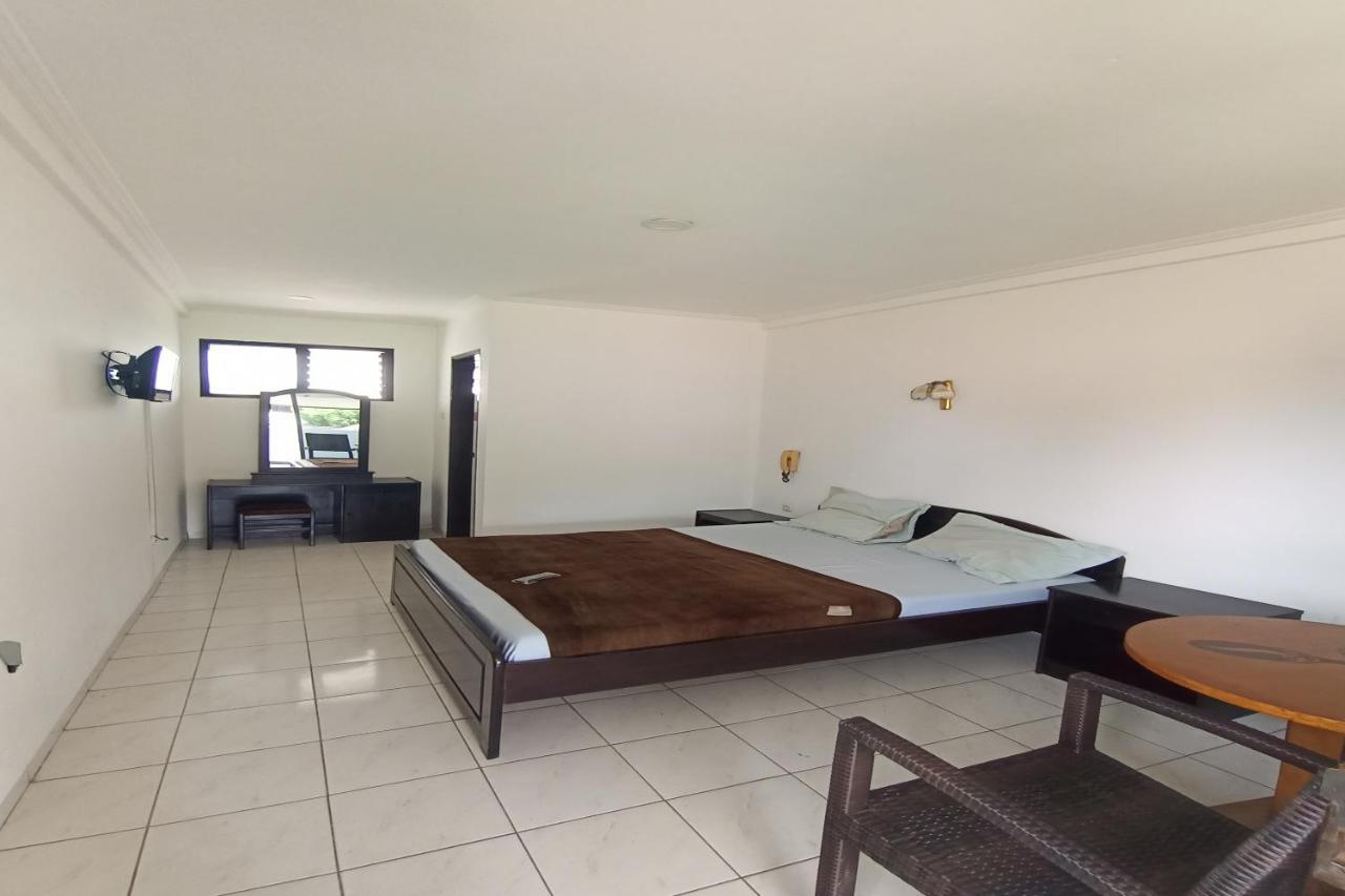 Oyo 92324 Hotel Sinar Rejeki Сукабуми Екстериор снимка