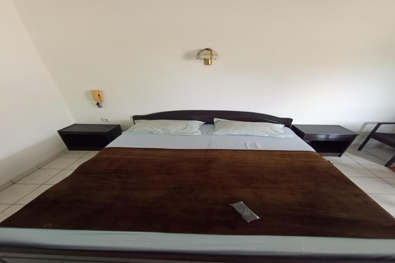 Oyo 92324 Hotel Sinar Rejeki Сукабуми Екстериор снимка