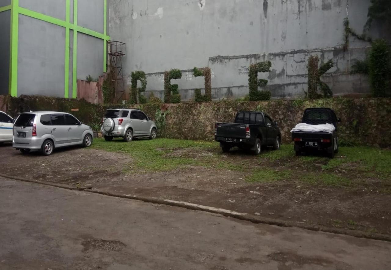 Oyo 92324 Hotel Sinar Rejeki Сукабуми Екстериор снимка