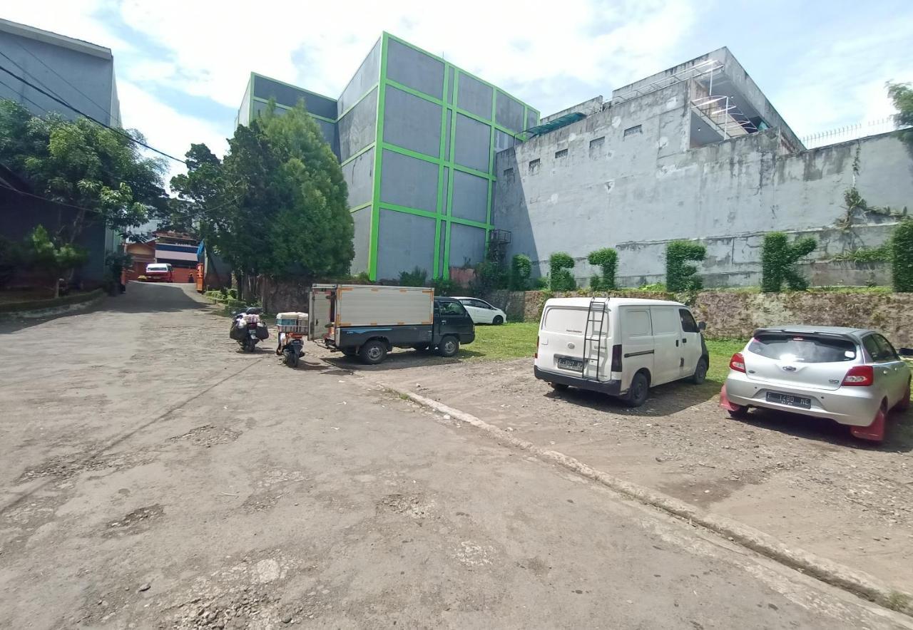Oyo 92324 Hotel Sinar Rejeki Сукабуми Екстериор снимка