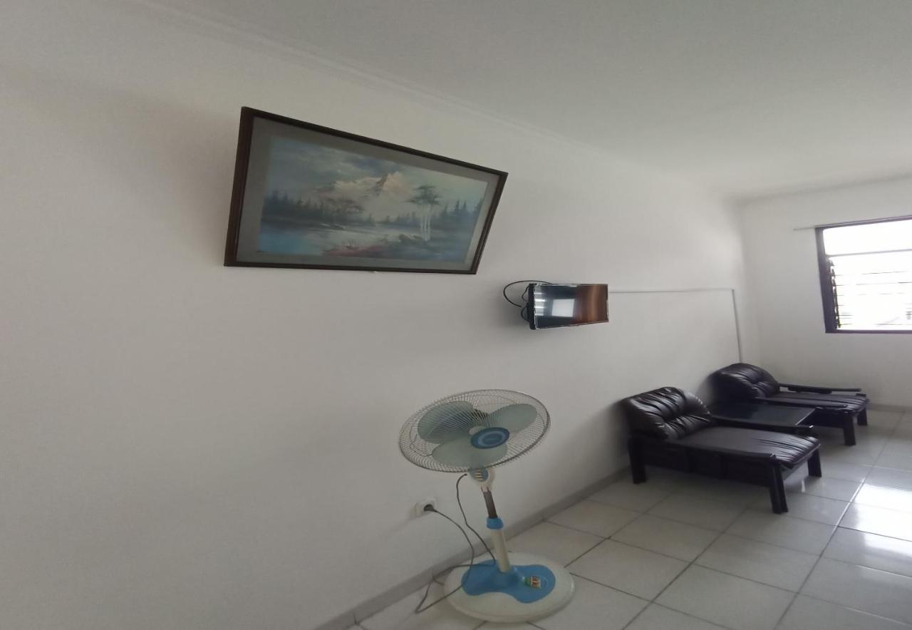 Oyo 92324 Hotel Sinar Rejeki Сукабуми Екстериор снимка