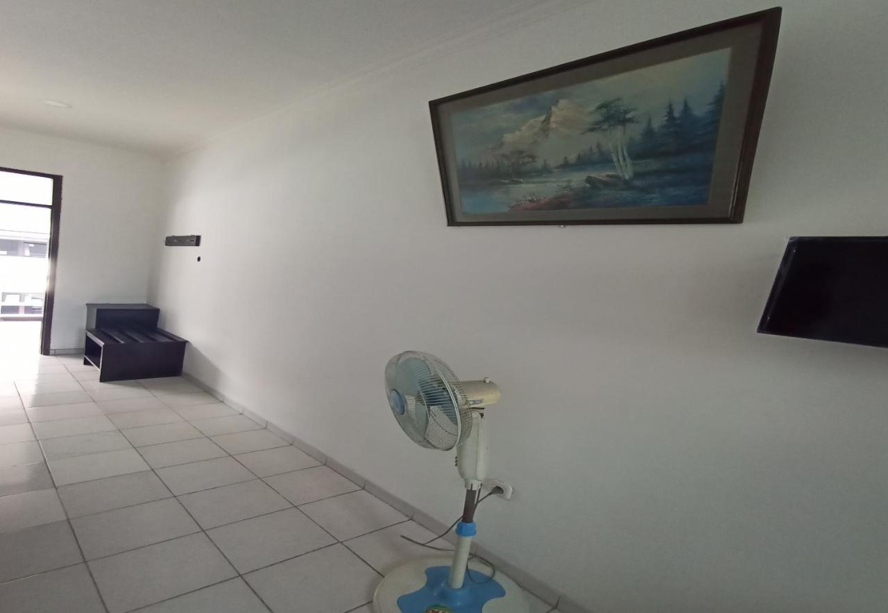 Oyo 92324 Hotel Sinar Rejeki Сукабуми Екстериор снимка