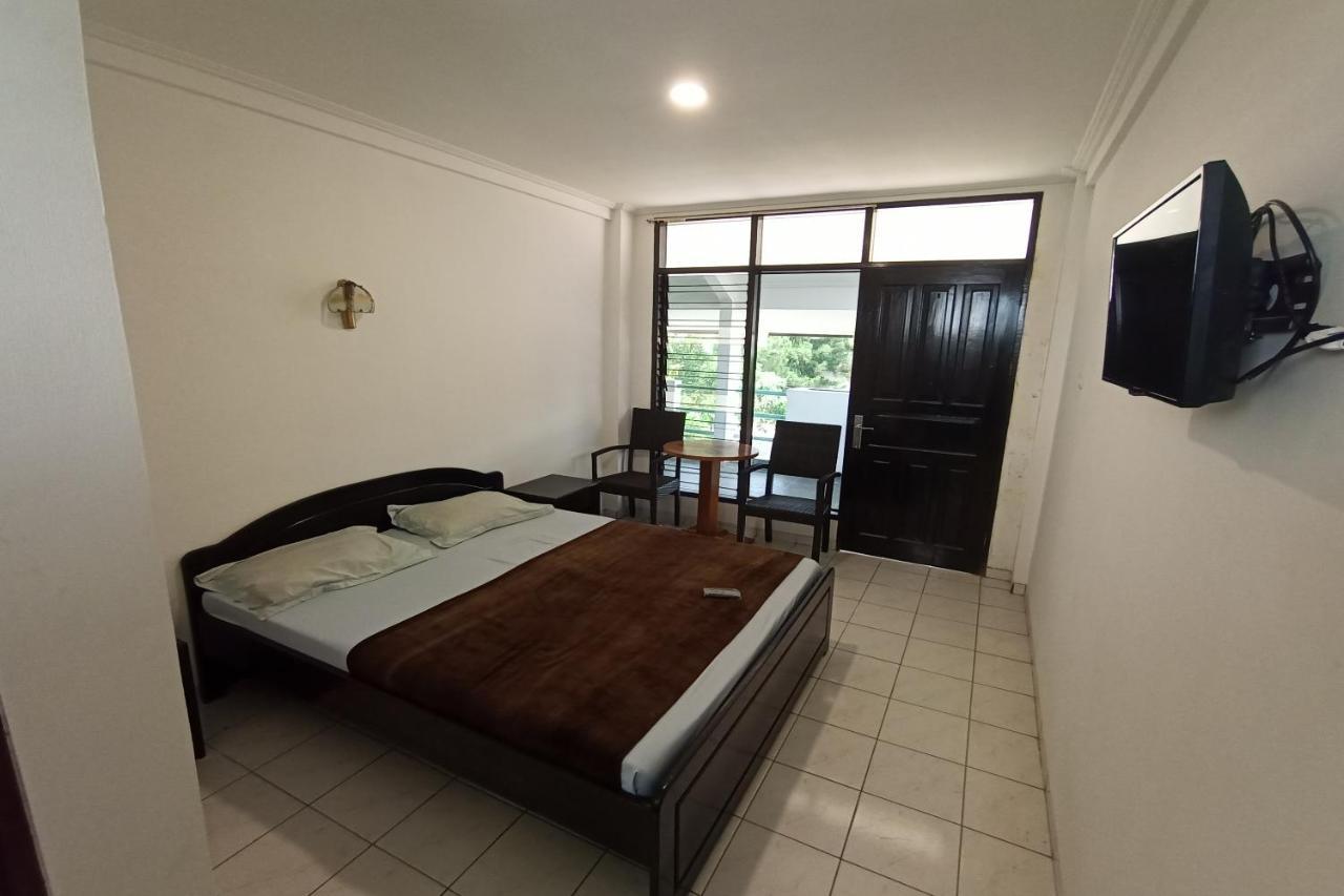 Oyo 92324 Hotel Sinar Rejeki Сукабуми Екстериор снимка