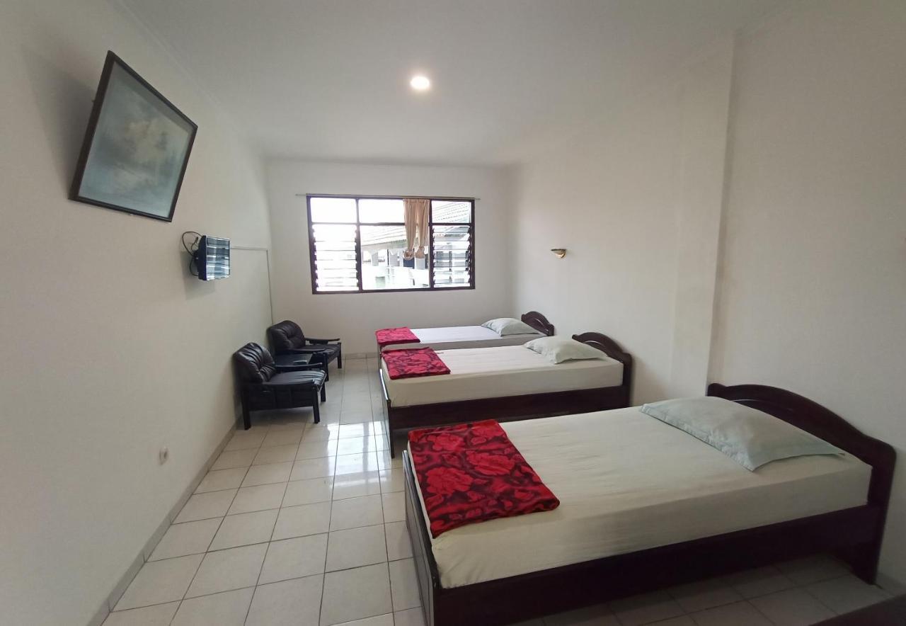Oyo 92324 Hotel Sinar Rejeki Сукабуми Екстериор снимка