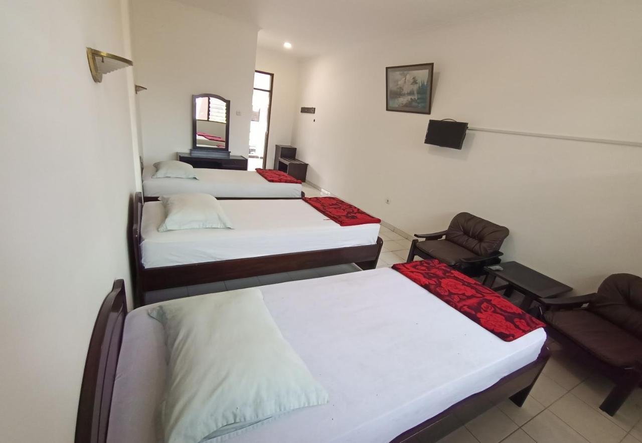 Oyo 92324 Hotel Sinar Rejeki Сукабуми Екстериор снимка
