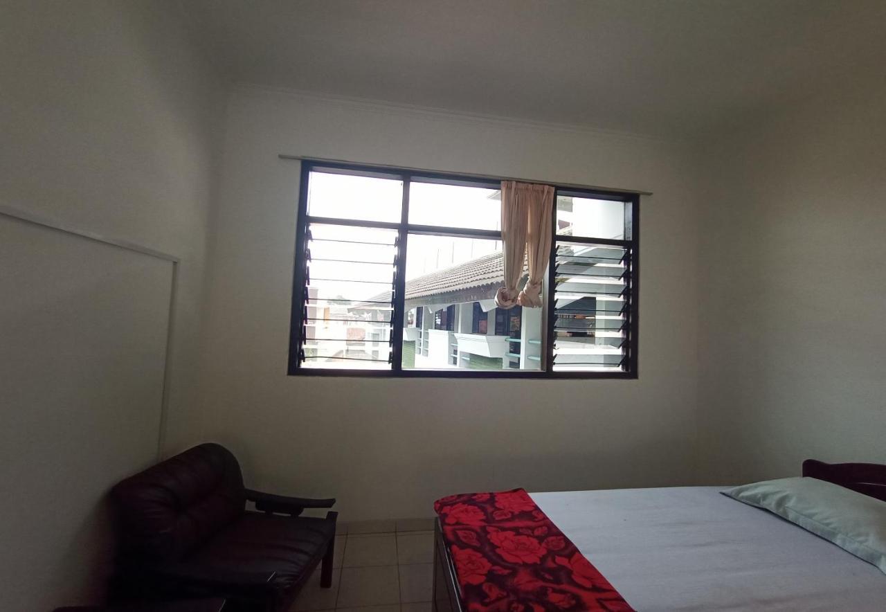 Oyo 92324 Hotel Sinar Rejeki Сукабуми Екстериор снимка